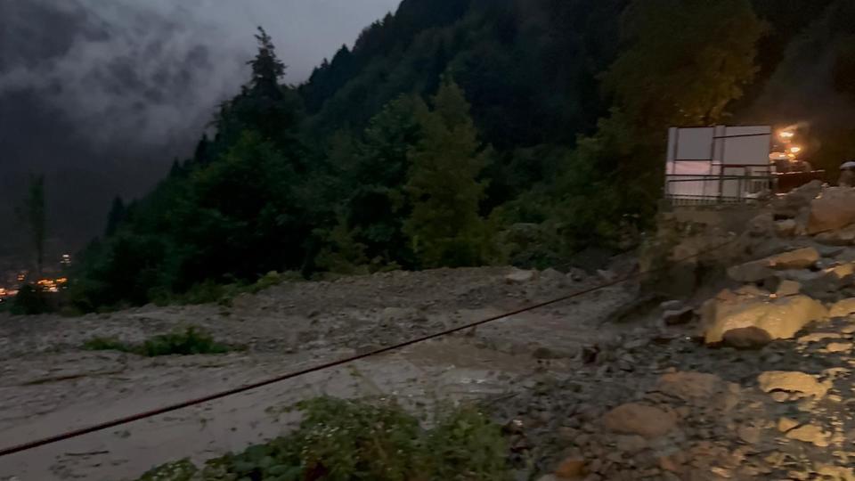 Aşırı yağış dereyi taşırdı, yol ulaşıma kapandı