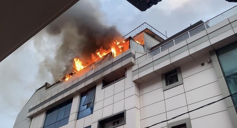 Çatı katı alevlere teslim oldu