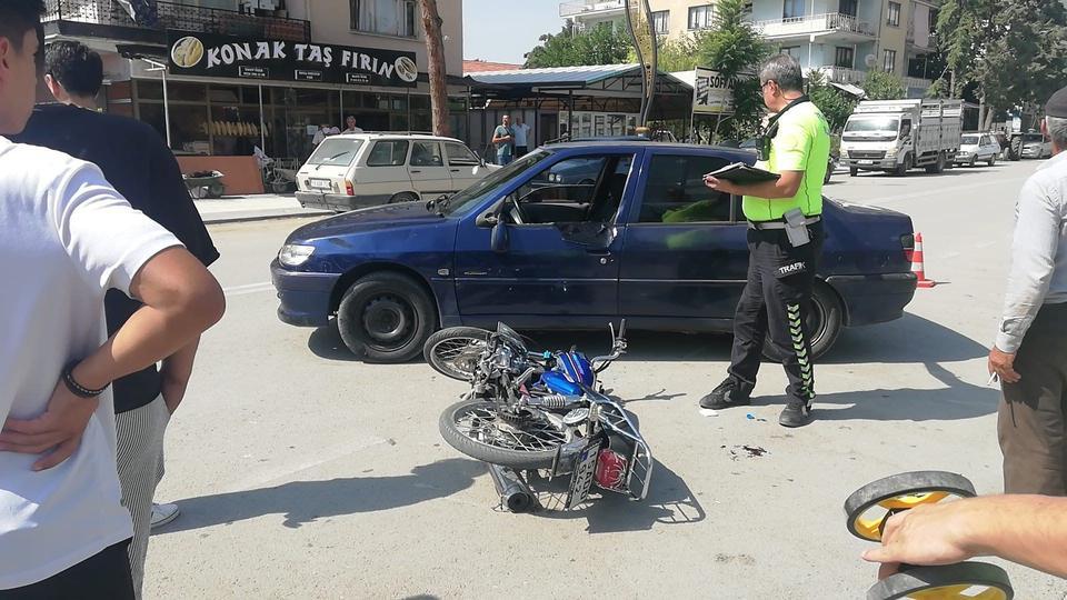 Motosiklet ile otomobil çarpıştı: 2 yaralı