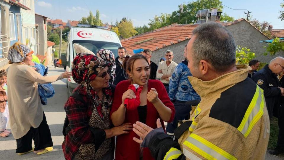Kahraman anne: Ev yangınında çocuklarına siper oldu