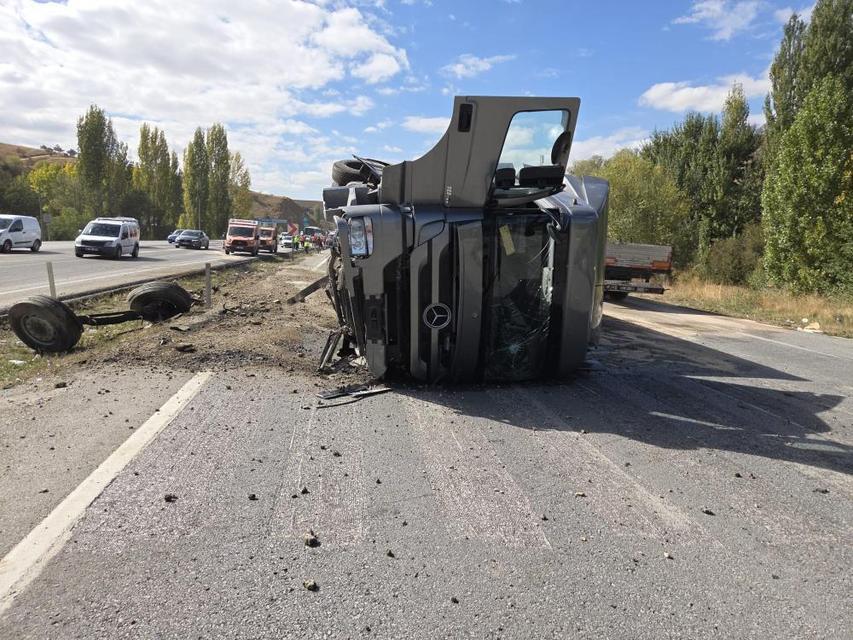 Karşı şeride geçen tır otomobile çarptı: 2’si ağır 4 yaralı
