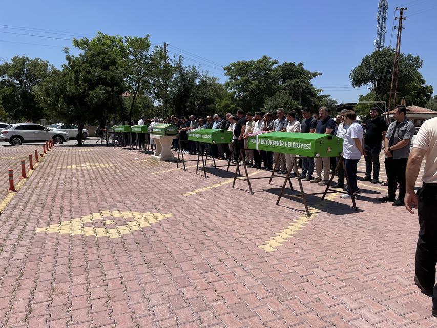 ANTALYA'DAKİ FECİ KAZADA HAYATINI KAYBEDEN AİLE SON YOLCULUĞUNA UĞURLANDI