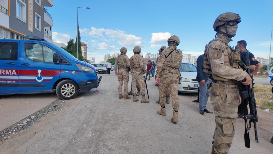 SİVEREK'TE KAVGAYI AYIRMAYA ÇALIŞAN POLİS MEMURU BIÇAKLANDI