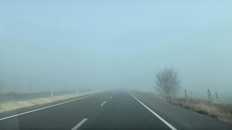 Yoğun sis nedeniyle kara yolu ulaşıma kapatıldı