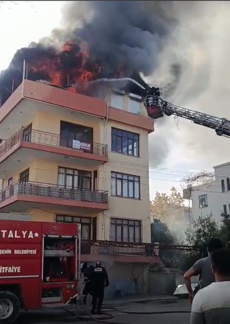 Alevler içinde mahsur kalan 3 küçük çocuğu mahalle sakinleri kurtardı