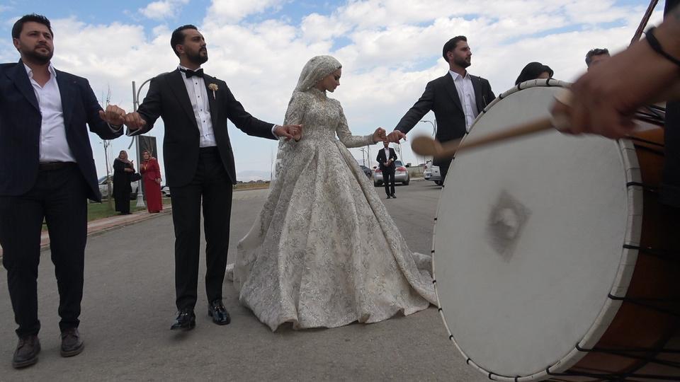 VAN'DA PARALARIN HAVADA UÇUŞTUĞU DÜĞÜN: DAMADA YAKLAŞIK 20 MİLYON TL, GELİNE KİLOLARCA ALTIN TAKILDI
