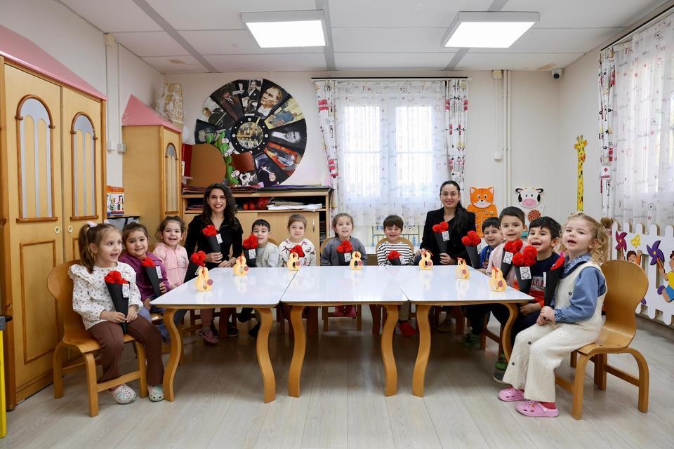 Didim’de minik öğrencilerden 8 Mart’a renkli kutlama