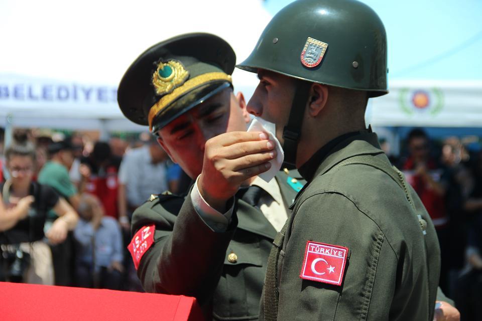 İZMİR, ŞEHİT ÜSTEĞMEN EGE AKAR'I DUALARLA SON YOLCULUĞUNA UĞURLADI ŞEHİT ANNESİNDEN SON VEDA: "HAKKIM HELAL YAVRUM"