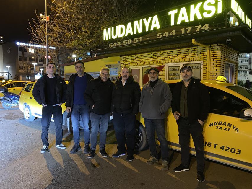 TAKSİCİLERDEN VEFA...ÖLEN MUHABBET KUŞLARI İÇİN MİNİ MEZAR YAPTILAR BURSALI TAKSİCİLER DURAKLARININ YANINA MİNİ MEZARLIK YAPARAK BERDUŞUN ANISINI YAŞATIYORLAR