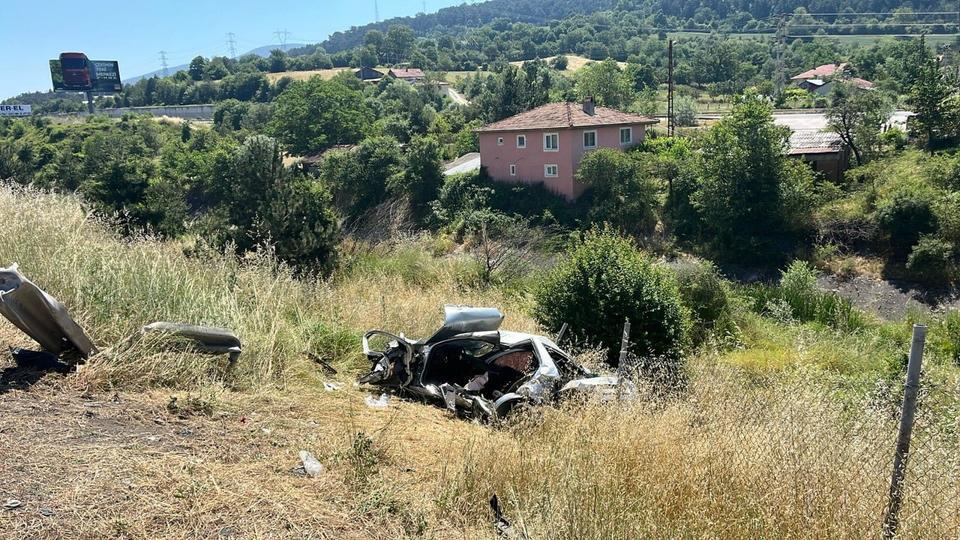 Otomobil şarampole devrildi: 1 ölü, 3 yaralı