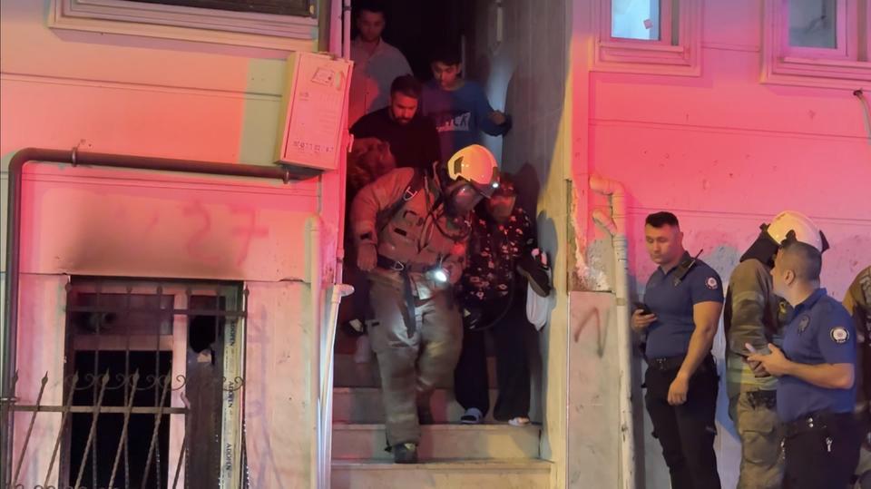 Bodrum katta çıkan yangında 14 kişi tahliye edildi