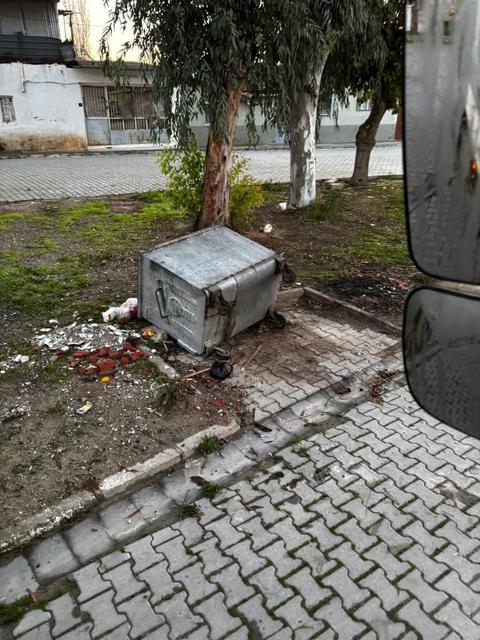 ÇÖP KONTEYNERLERİ İLÇE KANALINA ATILDI, BELEDİYE HUKUKİ SÜREÇ BAŞLATACAK