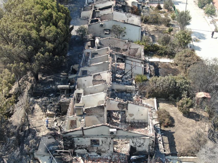 İZMİR'DEKİ YANGINDA 85 YAZLIK EV KÜLE DÖNDÜ