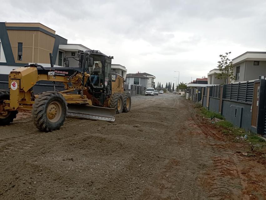 Efeler Belediyesi ekipleri yol çalışmalarına devam ediyor