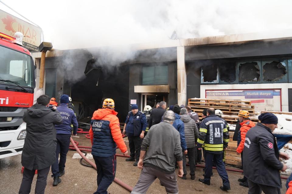 Yangında içerde kalan 2 kişi güçlükle kurtarıldı