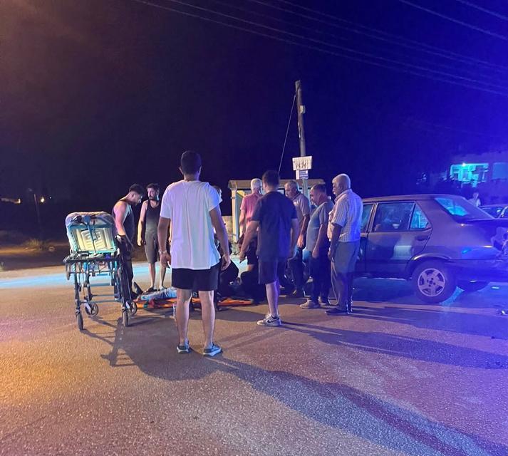 'U' dönüşü yapmak isteyen otomobile 2 motosiklet ok gibi saplandı