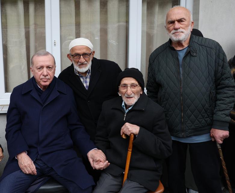 CUMHURBAŞKANI ERDOĞAN, RİZE'DE KOMŞULARIYLA BAYRAMLAŞTI