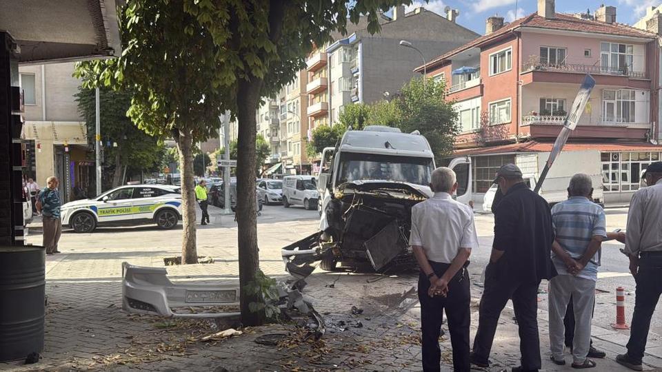 9 kişinin yaralandığı kaza kamerada!