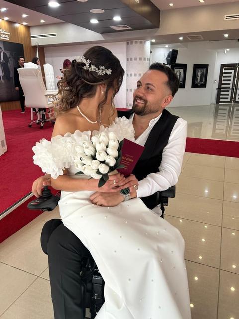 OKUL YILLARINA DAYANAN ARKADAŞLIKLARI ENGEL TANIMAYAN AŞKA DÖNÜŞTÜ TRAFİK KAZASI SONRASI TEKERLEKLİ SANDALYEYE MAHKUM KALDI HAYATA KÜSMEDİ, SEVDİĞİ KADINLA EVLENDİ "AŞK ENGEL TANIMAZ" SÖZÜNÜN CANLI ÖRNEĞİ OLDULAR "EŞİM GÜZEL, BEN YAKIŞIKLIYIM, HAYAT GÜZEL"