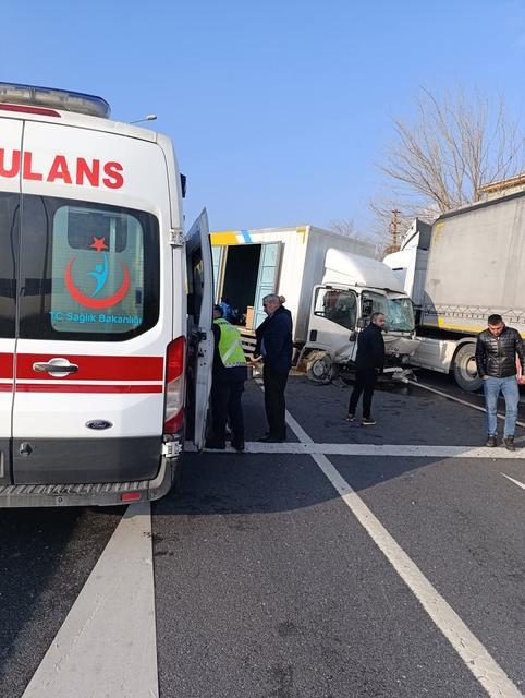 AYDINLATMA DİREĞİNE ÇARPAN KAMYONET SÜRÜCÜSÜ YARANDI