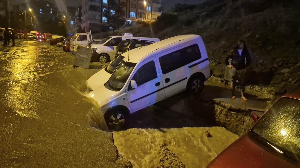 ANKARA'DA YOL ÇÖKTÜ, ONLARCA ARAÇ MAHSUR KALDI