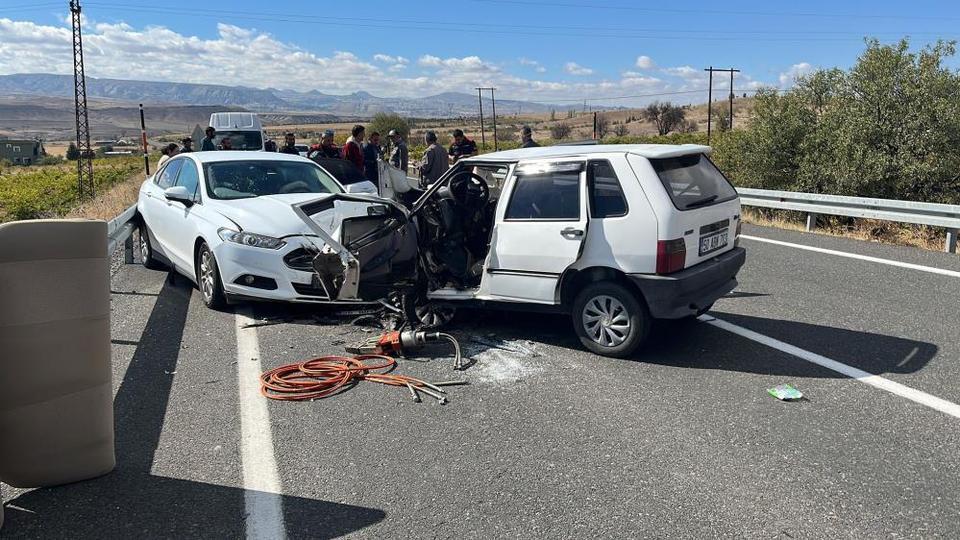 Otomobiller kafa kafaya çarpıştı: 1'i ağır, 4 yaralı