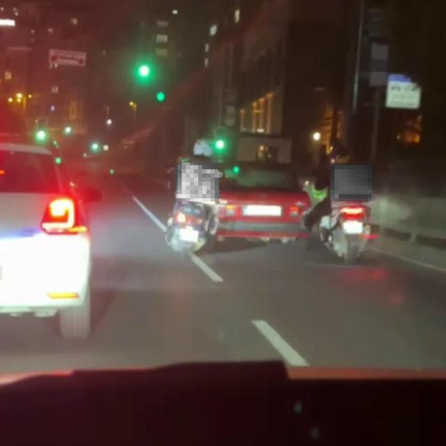 Arızalanan otomobili motokuryeler ayaklarıyla itti