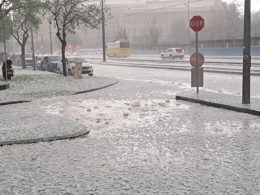 GAZİANTEP'TE CEVİZ BÜYÜKLÜĞÜNDE DOLU YAĞDI AĞAÇLARIN DALLARI KIRILDI, SÜRÜCÜLER EMNİYETE SIĞINDI