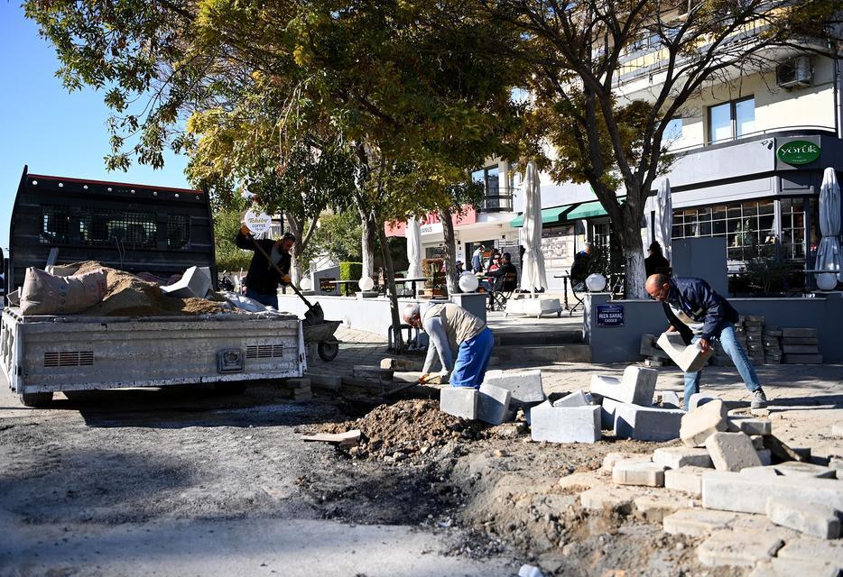 KUŞADASI'NDA YOL YAPIM VE BAKIM ÇALIŞMALARI SÜRÜYOR