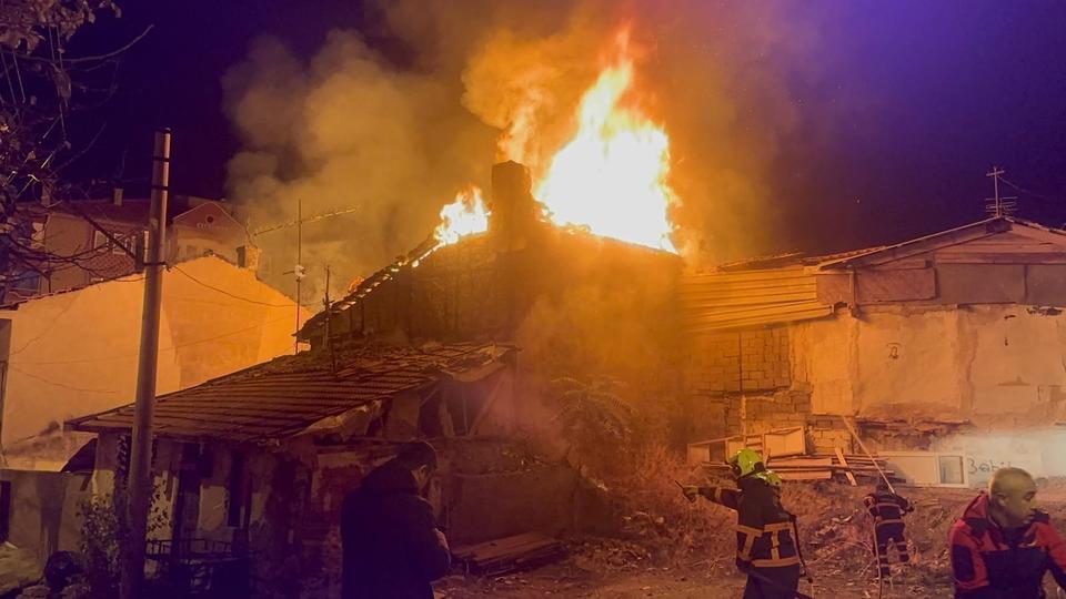 İki ev alevlere teslim oldu