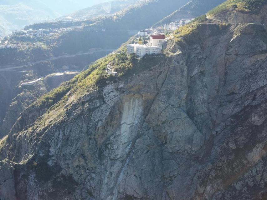 Kaya kopması paniğe neden oldu: İki lise tahliye edildi