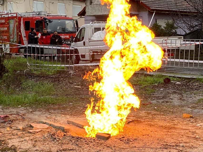METAN GAZI 22 SAATTİR YANIYOR SONDAJ ÇALIŞMASI SIRASINDA ÇIKAN METAN GAZI YANMAYA DEVAM EDİYOR