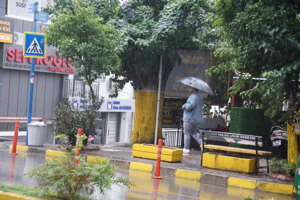 Aydın'da sağanak yağış etkili oluyor