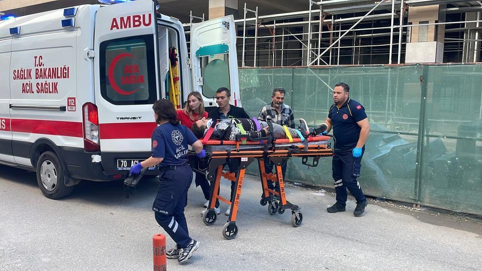 Zeytin işçilerini taşıyan araç devrildi: 8 yaralı