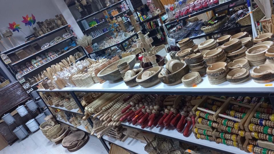 ÇÜRÜMÜŞ ZEYTİN AĞAÇLARINI SANAT ESERİNE DÖNÜŞTÜRÜYOR YAYLALARDAN TOPLAYIP ATÖLYESİNDE TEK TEK İŞLİYOR