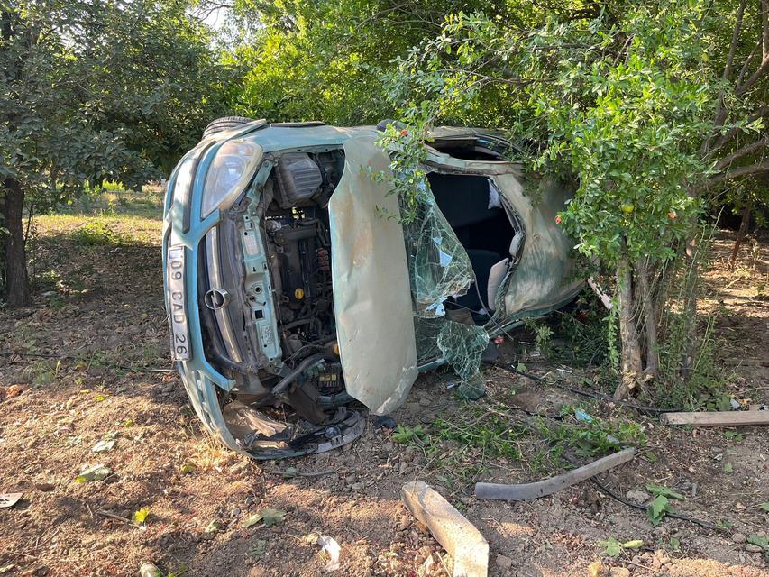 OTOMOBİL YOL KENARINDAKİ TARLAYA GİRİP YAN YATTI: 4 YARALI