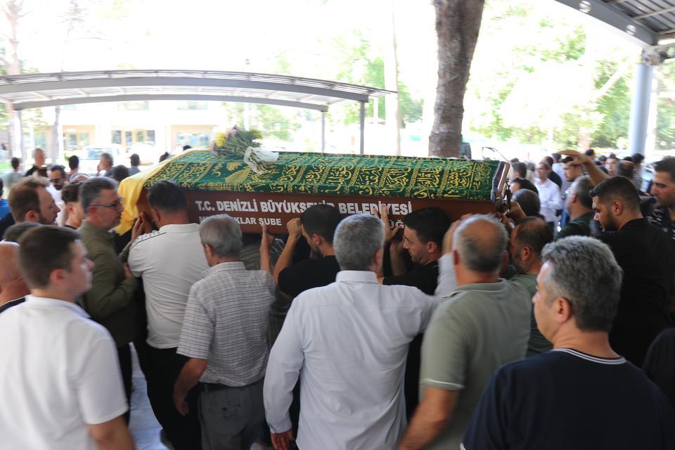 Otomobilin çarptığı kadın son yolculuğuna uğurlandı