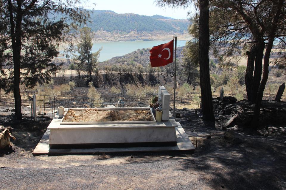 YANGINDA ŞEHİT MEZARI YANMADI