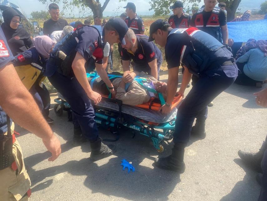 ALAŞEHİR'DE İŞÇİ MİNİBÜSÜ AĞACA ÇARPTI: 14 YARALI