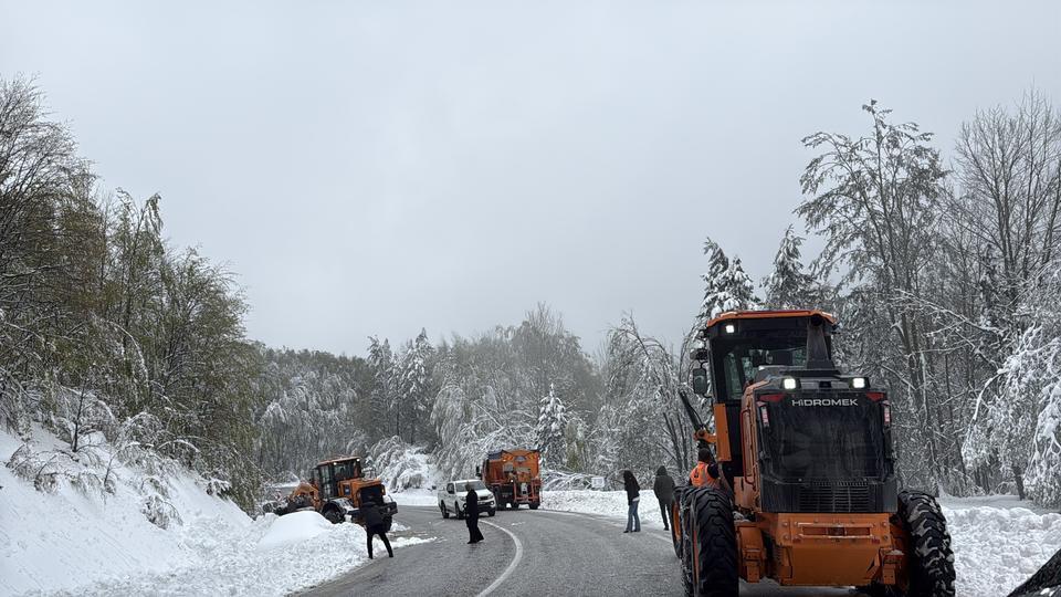 Ege'de kar kalınlığı 60 santimetreye ulaştı