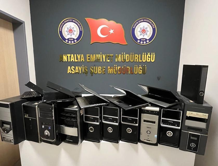 "BEYAZ EŞYA TAMİRCİSİYİZ" DEYİP 6 MİLYON LİRALIK VURGUN YAPTILAR 0850'Lİ HATLAR ÜZERİNDEN KENDİLERİNİ 'YETKİLİ SERVİS' GİBİ TANITAN DOLANDIRICILARA YÖNELİK ANTALYA MERKEZLİ 4 İLDE DÜZENLENEN OPERASYONDA YAKALANAN 10 ŞÜPHELİDEN 2'Sİ TUTUKLANDI, 2 ŞÜPHELİNİN İSE CEZAEVİNDE OLDUĞU ORTAYA ÇIKTI