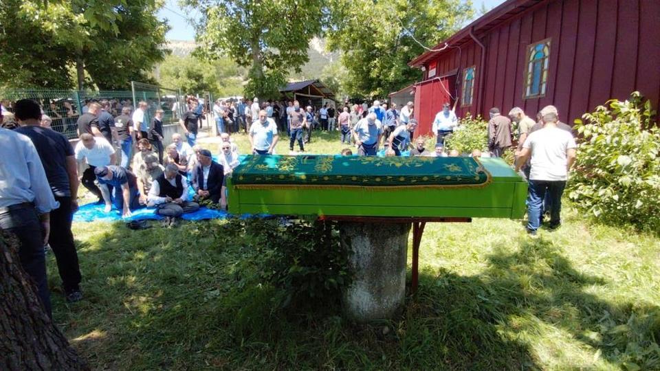 Yardım için durduğu emniyet şeridinde otomobil çarptı