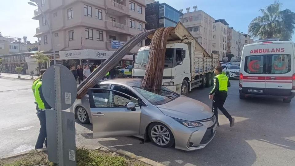 Kamyonun üzerindeki inşaat demirleri seyir halindeki otomobile 'ok' gibi saplandı