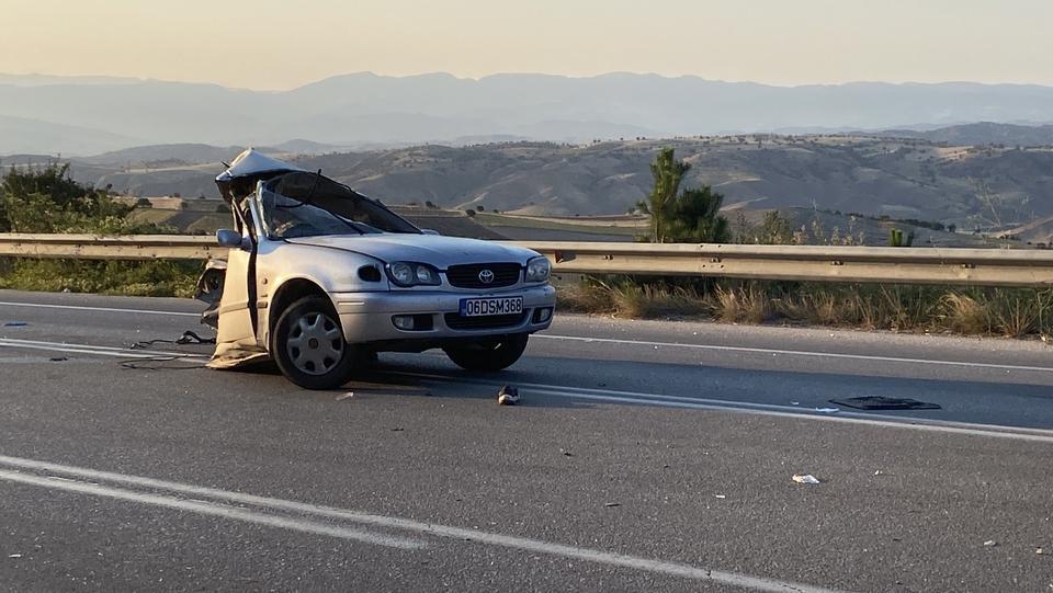 Minibüsle çarpışan otomobil ikiye bölündü
