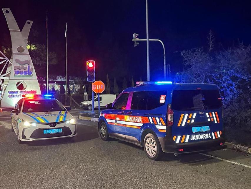 Tır ile otomobilin çarpışması sonucu aynı aileden 4 kişi yaralandı