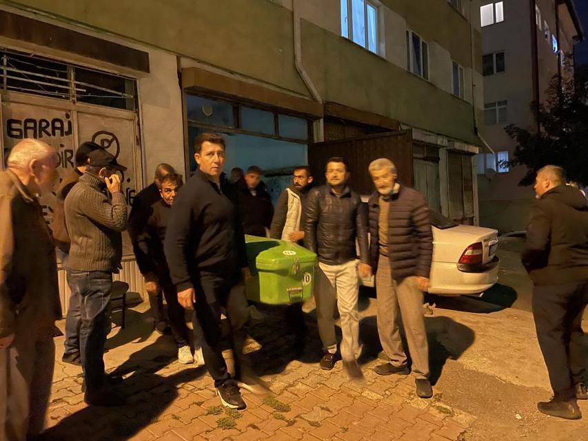 Eşinden haber alamayınca garaja indi, otomobilin içinde ölü buldu
