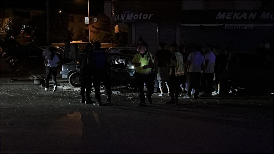 KONYA'DA OTOMOBİLLER ÇARPIŞTI: 6 YARALI İKİ OTOMOBİLİN ÇARPIŞTIĞI KAZA GÜVENLİK KAMERASINA YANSIDI