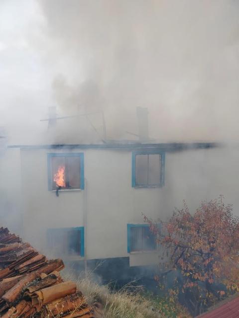 Alev alev yanan ev kullanılmaz hale geldi