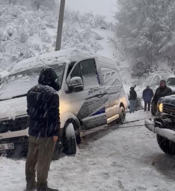 Şarampole kayan minibüsü, off-road araçları kurtardı