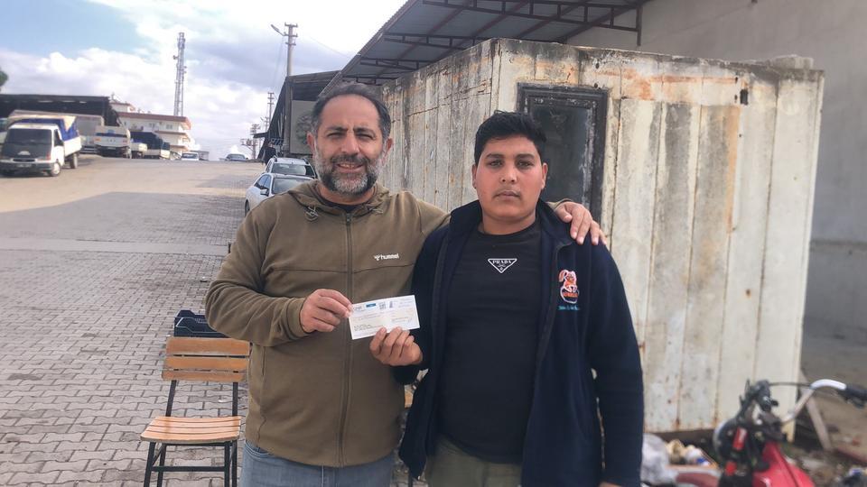 HALDE YEVMİYE İLE ÇALIŞAN SURİYE UYRUKLU GENÇ, BULDUĞU 315 BİN LİRALIK ÇEKİ SAHİBİNE TESLİM ETTİ 1 YILLIK KAZANCINI YERDE BULDU, SAHİBİNİ BULUP TESLİM ETTİ SAHİBİNİN KAYBOLDUĞUNDAN HABERİNİN OLMADIĞI ÇEK KENDİSİNE TESLİM EDİLDİ